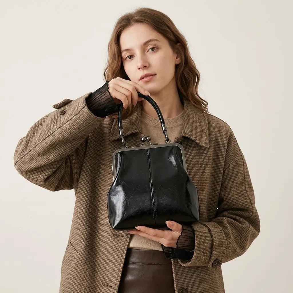 Petit sac à main clipsable en cuir vegan Noir