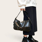 Sac bandoulière rabat similicuir brillant vintage Noir