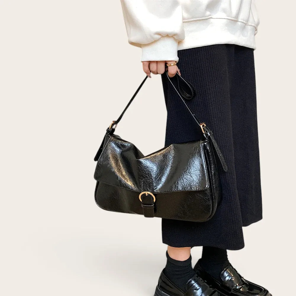 Sac bandoulière rabat similicuir brillant vintage Noir