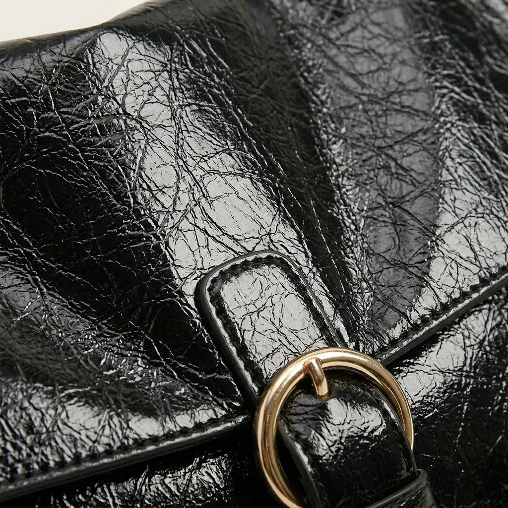 Sac bandoulière rabat similicuir brillant vintage Noir