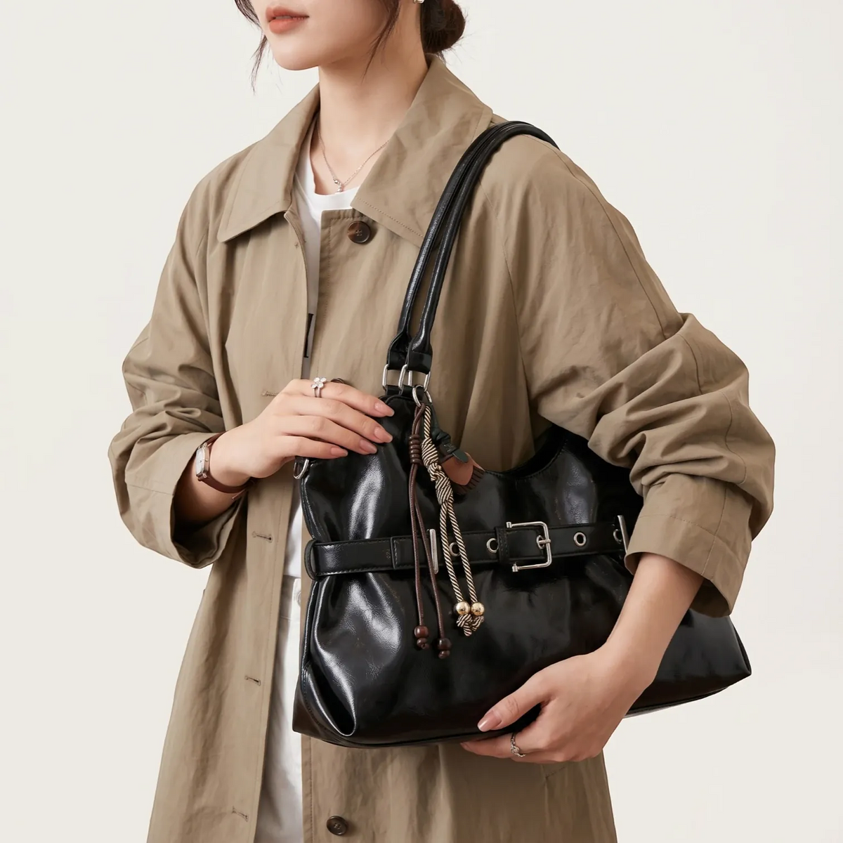 Sac cabas pendentif en similicuir lustré pour femme, vue 4 Noir