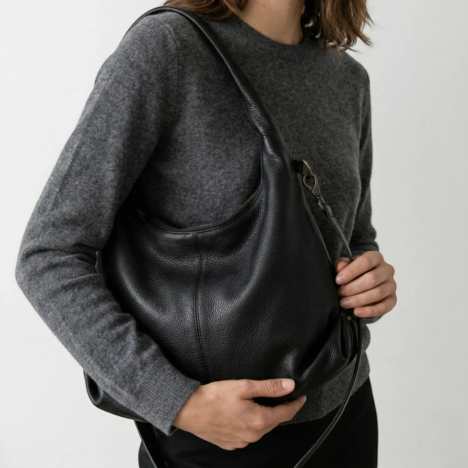 Sac hobo bandoulière en cuir grainé Noir