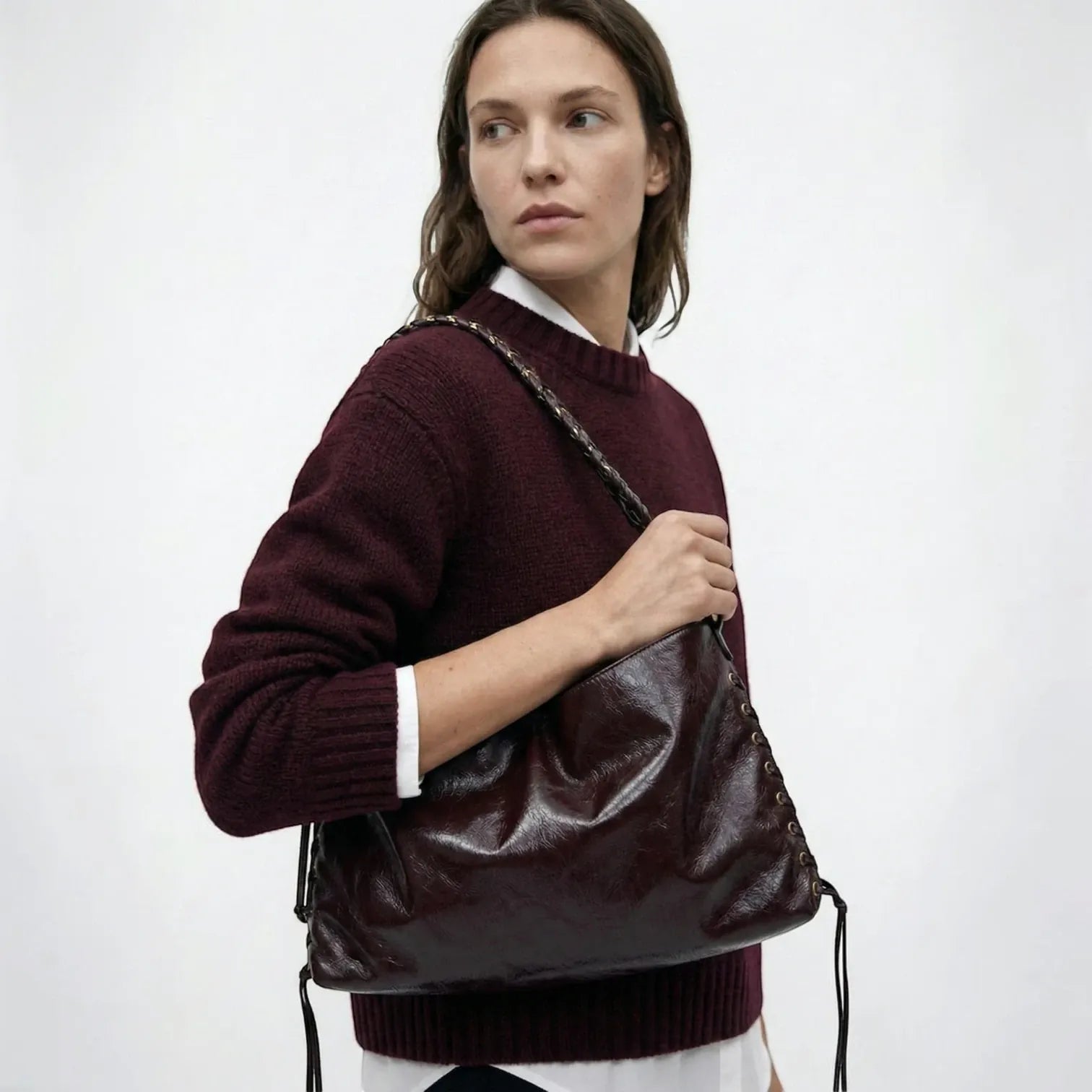 Sac hobo en cuir lacé Acajou